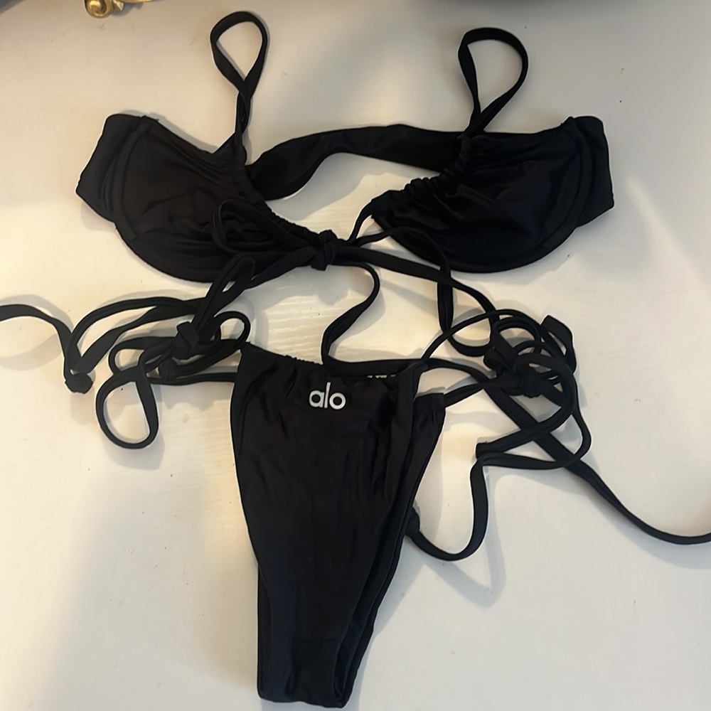 Frankie’s bikini ft. Alo yoga.